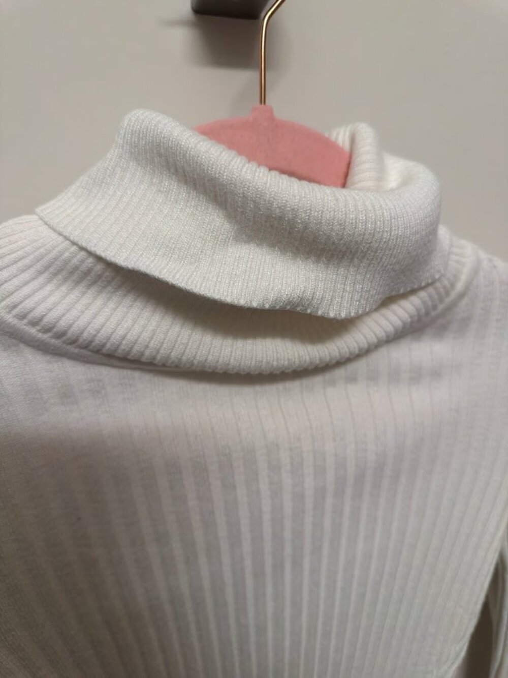 Off-White Ribbed Turtleneck Sweater - Picture 5 of 6
